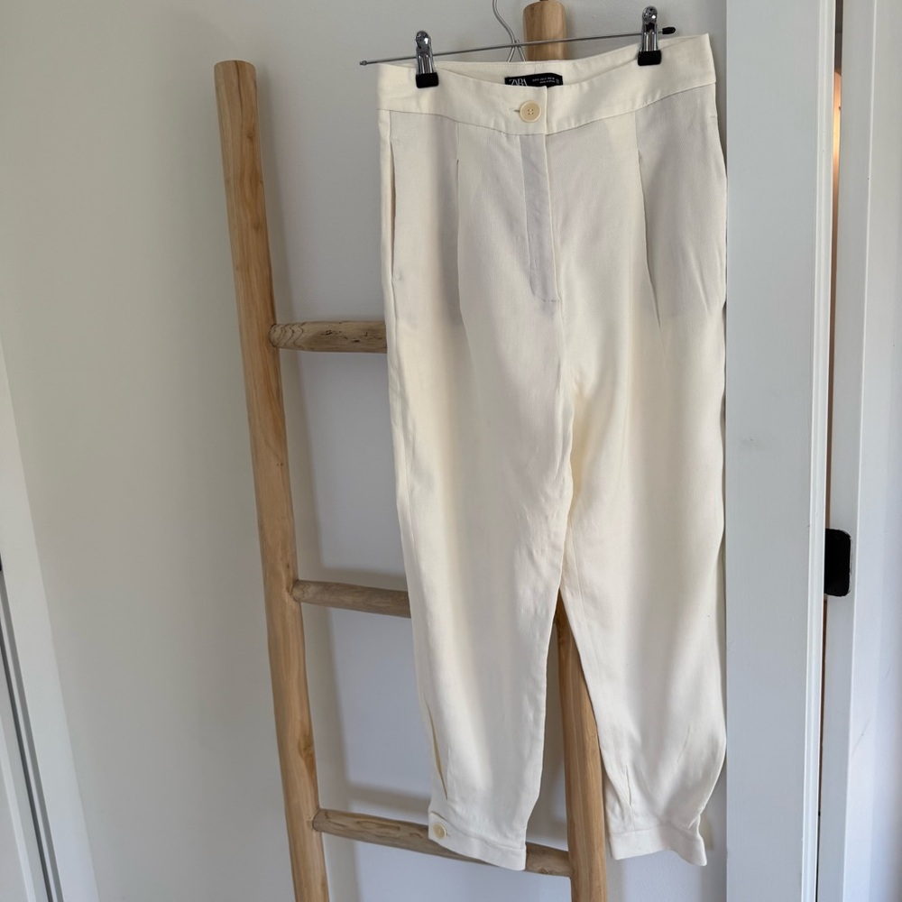 ZARA Stylish off white pleated and tapered with buttoned on ankles. High waist S